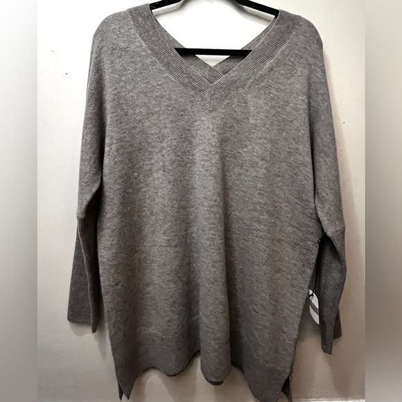 NWT•Subtle Luxury •100% Cashmere Reversible Easy V-Neck Sweater• - Picture 3 of 11